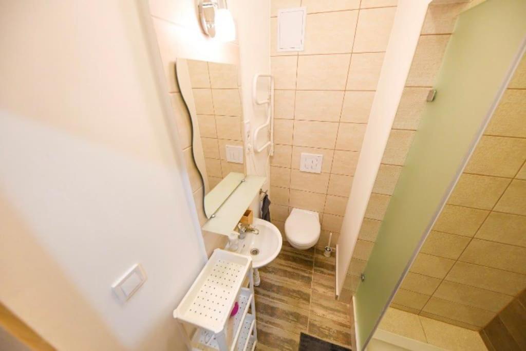 1 Bedroom Flat In Nyar Str., Central Budapest Exteriör bild