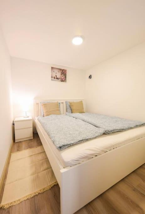 1 Bedroom Flat In Nyar Str., Central Budapest Exteriör bild