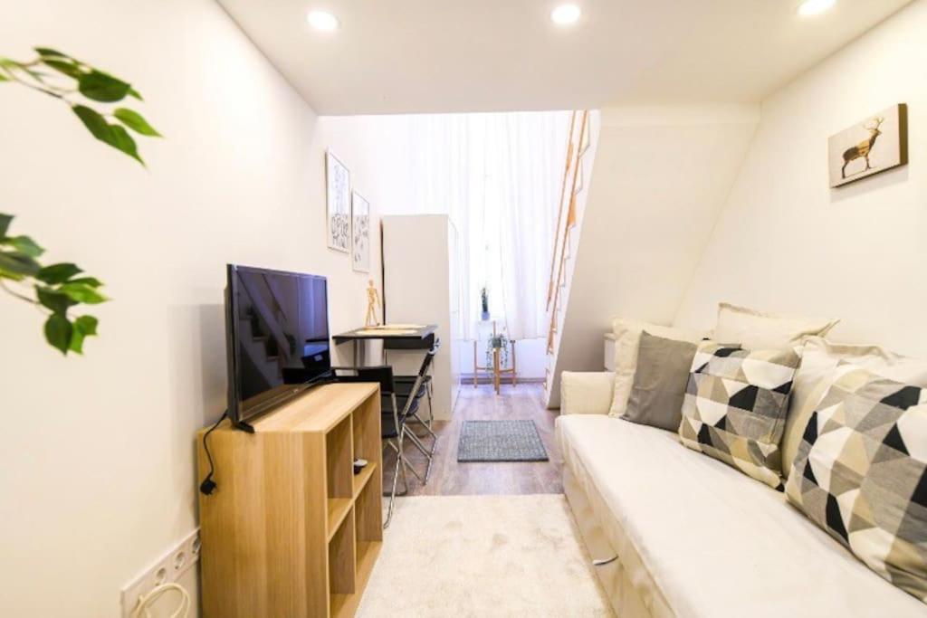 1 Bedroom Flat In Nyar Str., Central Budapest Exteriör bild