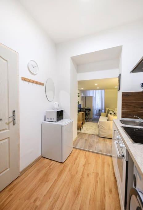 1 Bedroom Flat In Nyar Str., Central Budapest Exteriör bild